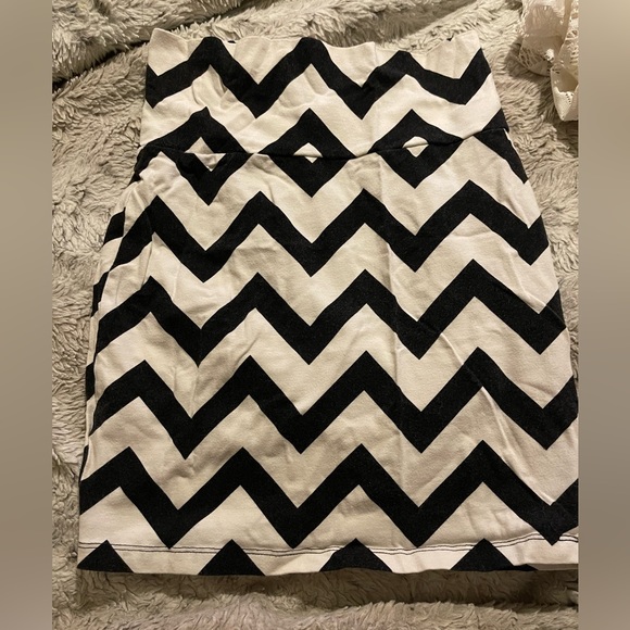 Charlotte Russe ZigZag Bodycon skirt - Picture 2 of 2